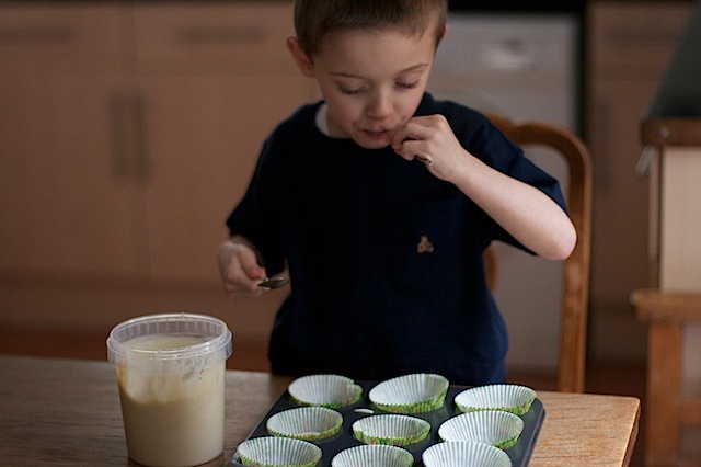 Licking the spoon making cakes at development.maisoncupcake.com