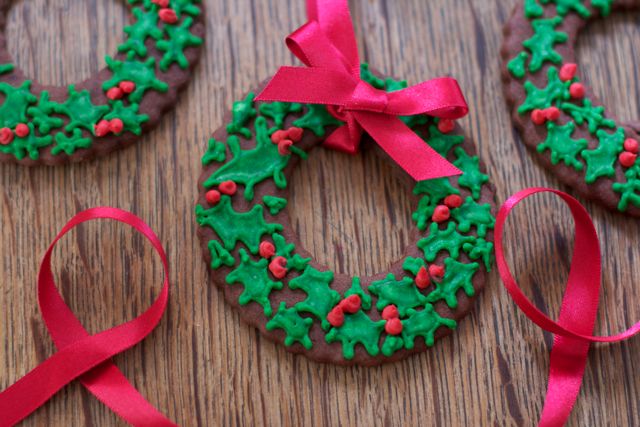 Christmas-wreath-Christmas-tree-cookies.jpg Christmas Wreath Cookies with iced holly and berries and a red ribbon bow.