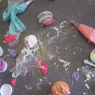 Mr Muscle cupcake decorating class