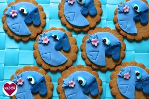 Cute Rio 2 blue parrot cookies decorated with blue sugarpaste and pink flowers