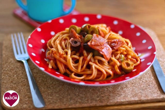 Linguine ham and olives a speedy supper recipe at development.maisoncupcake.com #pastarecipes #pasta #tomatoes #ham #familyfood 