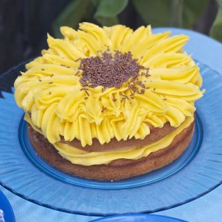 Easy lemon sunflower cake
