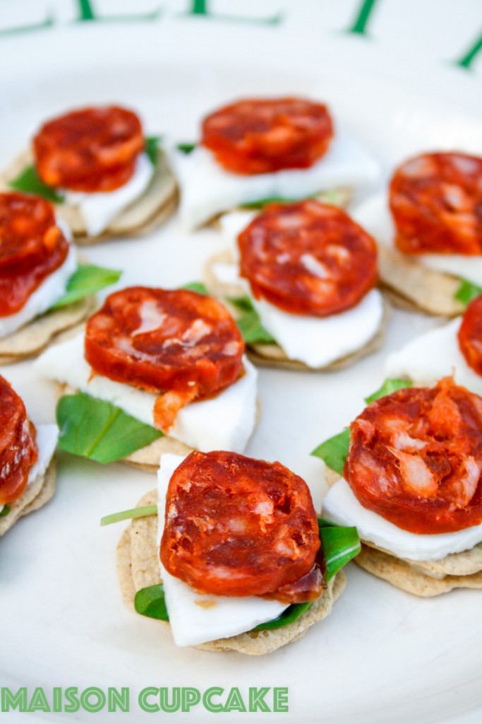 Easy chorizo canapes recipe with mini oatcakes, mozzarella and rocket at development.maisoncupcake.com