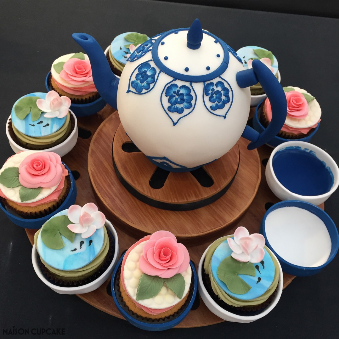 Teapot with floral cupcakes 