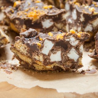 Make these super chunky gold honeycomb topped Crunchie Rocky Bars with just 4 ingredients - easy no bake recipe to make with kids