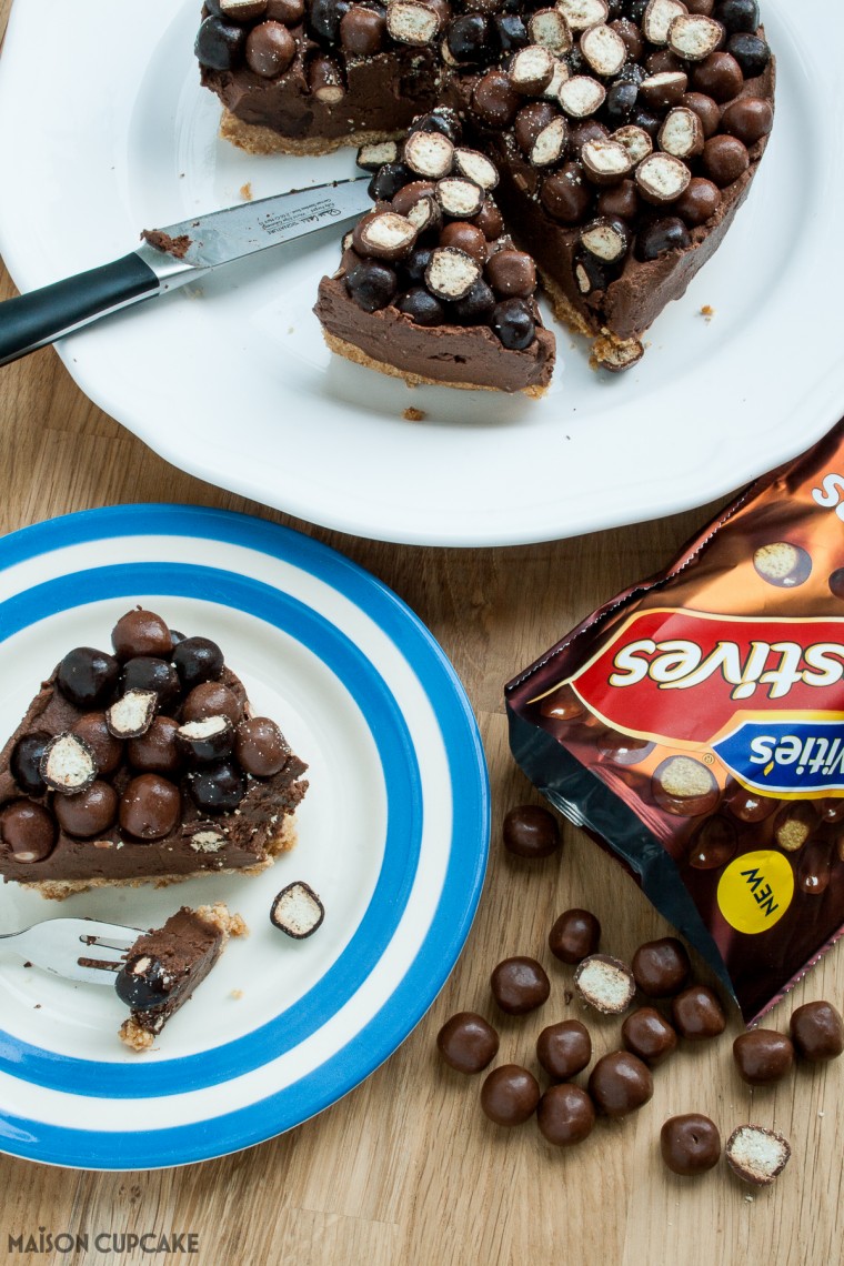 Step by step easy no bake five ingredient chocolate quark cheesecake recipe with McVities Digestives Nibbles #McVitiesNibbles #Ad